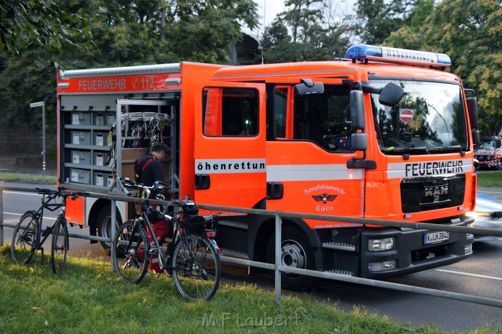 Koelner Seilbahn Gondel blieb haengen Koeln Linksrheinisch P834.JPG - Miklos Laubert